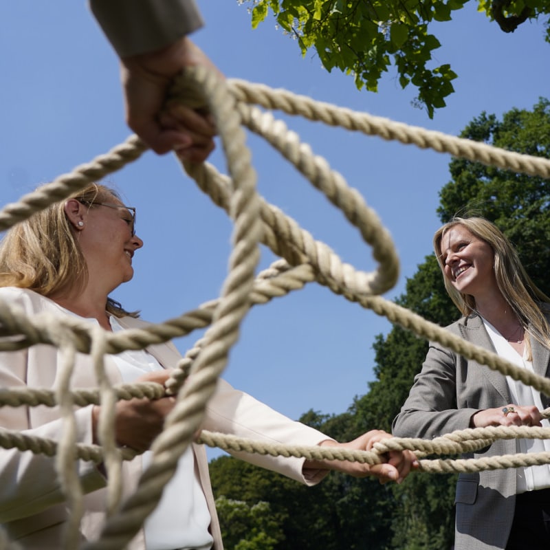 retrospektive-feedback-vernetzung Retrospektive, Feedback, Lachende Frauen