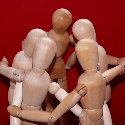 eigenverantwortliches-handeln-foerdern_feedbackkultur-etablieren_holzfiguren-im-kreis Eigenverantwortliches Handeln fördern, Feedbackkultur etabilieren, Figurengruppe