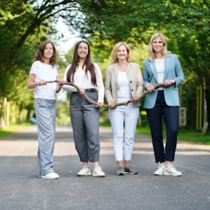 fehlerkultur-im-unternehmen-etablieren_organisationale-resilienz_frauen-in-verbindung Fehlerkultur im Unternehmen etablieren, Resilienz in Unternehmen fördern, Frauen halten Stock im Gespräch