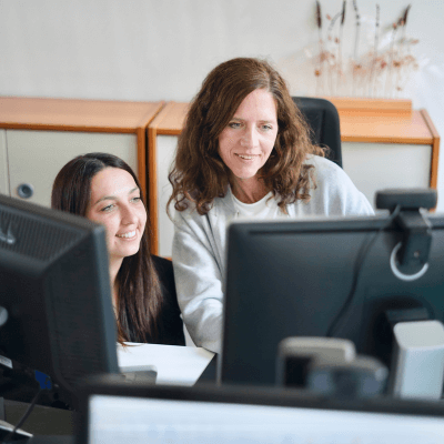 fehlerkultur-im-unternehmen-etablieren_psychologische-sicherheit-foerdern_feedbackgespraech Fehlerkultur im Unternehmen etablieren, Psychologische Sicherheit fördern, Feedbackgespräch von zwei Frauen am Computer