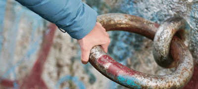 Veränderung im Team, Teamentwicklung, Hand zeiht an Metallring