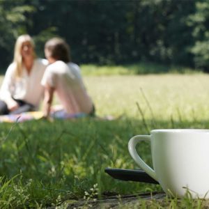 teamentwicklung-methoden_neue-arbeitswelt_kaffeetasse Teamentwicklung Methoden, Neue Arbeitswelt, Menschen sitzen auf Wiese und arbeiten