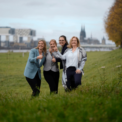 psychologische-sicherheit-am-arbeitsplatz_resilienz-steigern_frauen Psychologische Sicherheit am Arbeitsplatz, Resilienz am Arbeitsplatz, Erfolgsfaktoren Daumen hoch