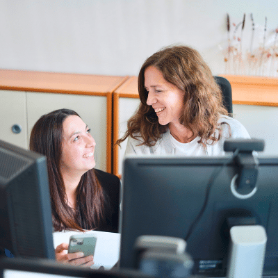fuehrungskultur-veraendern_new-work-fuehrung_zwei-frauen-im-gespraech Führungskultur verändern, New Work Führung, Zwei Frauen im Gespräch am Computer