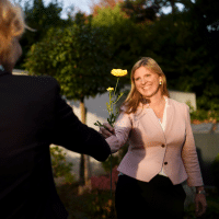 Wertschätzung Mitarbeiter, Wertschätzung und Kommunikation, Blume wird verschenkt