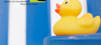 Organisationsentwicklung im Freizeitbad, Kundenzufriedenheit steigern, Badeente vor blauem Hintergrund