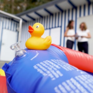 organisationsentwicklung-im-freizeitbad_kundenzufriedenheit_badeente-auf-schwimmreifen Organisationsentwicklung im Freizeitbad, Kundenzufriedenheit, Badeente auf Schwimmreifen
