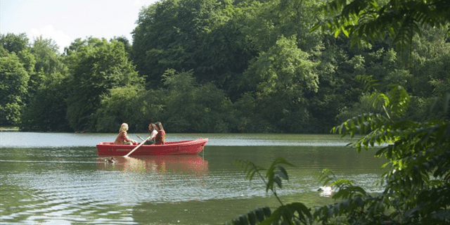 organisationsentwicklung-im-freizeitbad_kundenzufriedenheit_drei-frauen-in-einem-boot Organisationsentwicklung im Freizeitbad, Kundenzufriedenheit, drei Frauen sitzen in einem Ruderboot