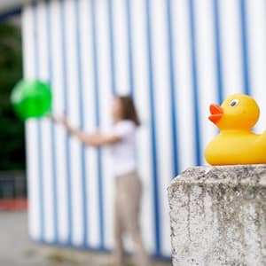 organisationsentwicklung-im-freizeitbad_kundenzufriedenheit_gruener-ball Organisationsentwicklung im Freizeitbad, Kundenzufriedenheit, Grüner Ball wird hochgeworfen