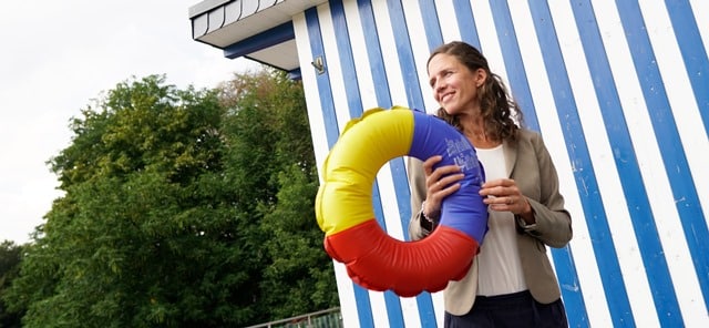 organisationsentwicklung-im-freizeitbad_kundenzufriedenheit_schwimmreifen-aufpusten Organisationsentwicklung im Freizeitbad, Kundenzufriedenheit, Frau hält Schwimmreifen