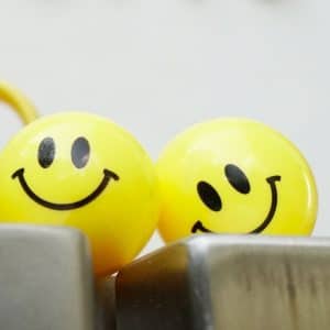 organisationsentwicklung-im-freizeitbad_kundenzufriedenheit_zwei-smileys Organisationsentwicklung im Freizeitbad, Kundenzufriedenheit, Zwei Smileys auf Bällen liegen auf Stufen
