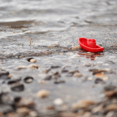 stressmanagement_stressmanagement-methoden_training Stressmanagement, Stressmanagement Methoden, rotes Schiffchen im Wasser