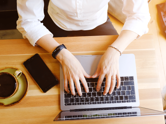 online-coaching_online-coaching_unternehmen_laptop-mit-tastatur Online-Coaching, Online-Coaching Unternehmen, Hände auf Laptoptastatur
