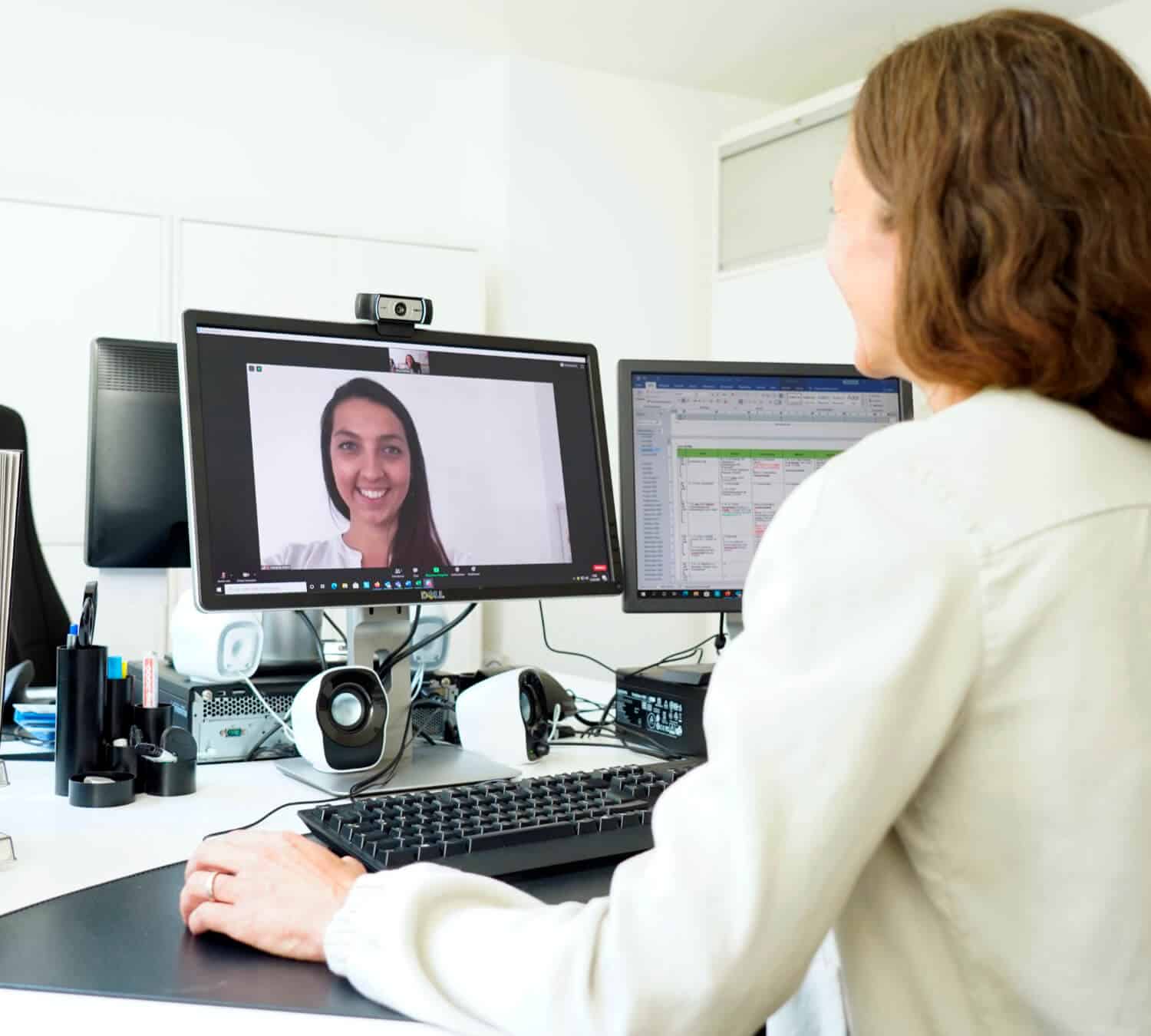 online-coaching_online-coaching_unternehmen_virtuelles-gespraech Online-Coaching, Online-Coaching Unternehmen, Frauen im virtuellen Gespräch vor PC