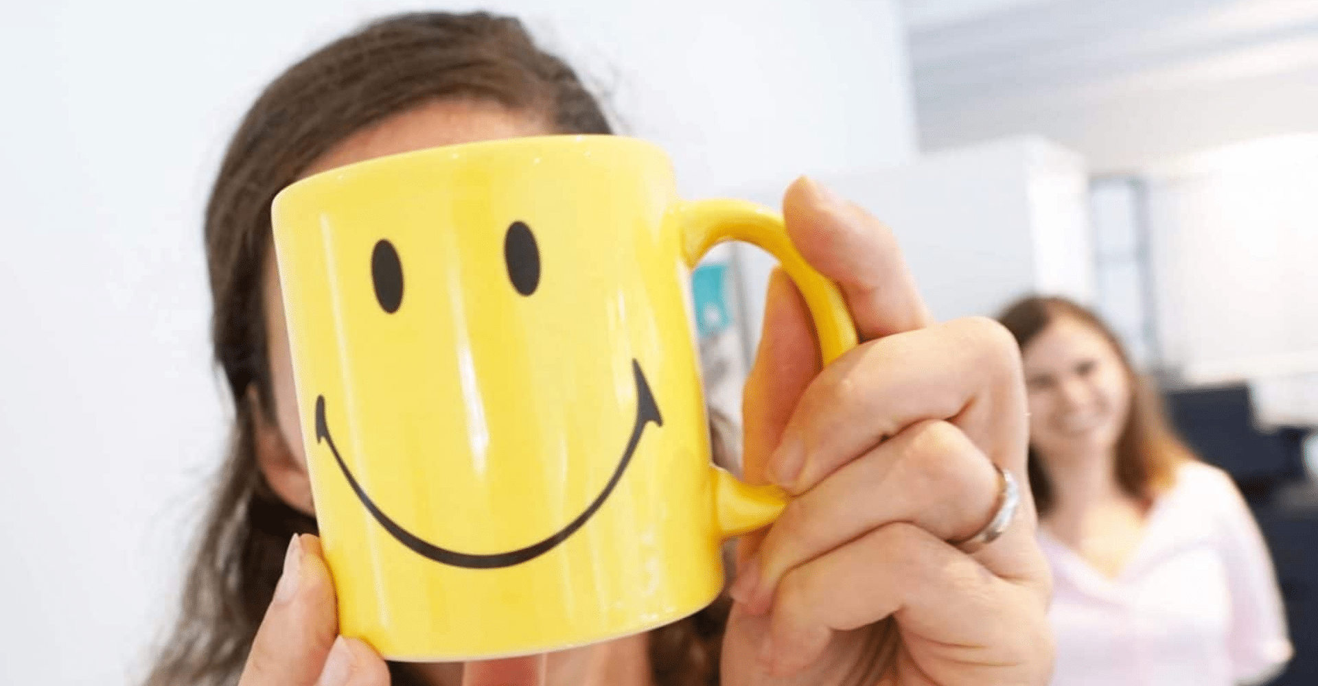 effektive-meetings-gestalten_teammeeting-gestalten_smiley Effektive Meetings gestalten, Teammeetings gestalten, Lächeln auf Tasse