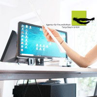 Richtig delegieren, KI und Führungskompetenzen, Arm vor PC