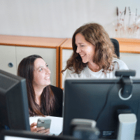 Richtig delegieren, KI-Prompting lernen, zwei Frauen am PC