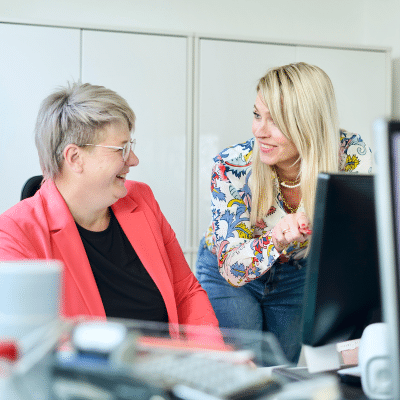 positive-gespraechsfuehrung_feedback-geben-lernen-unter-kollegen_frauen Positive Gesprächsführung, Feedback geben unter Kollegen, Zwei Frauen